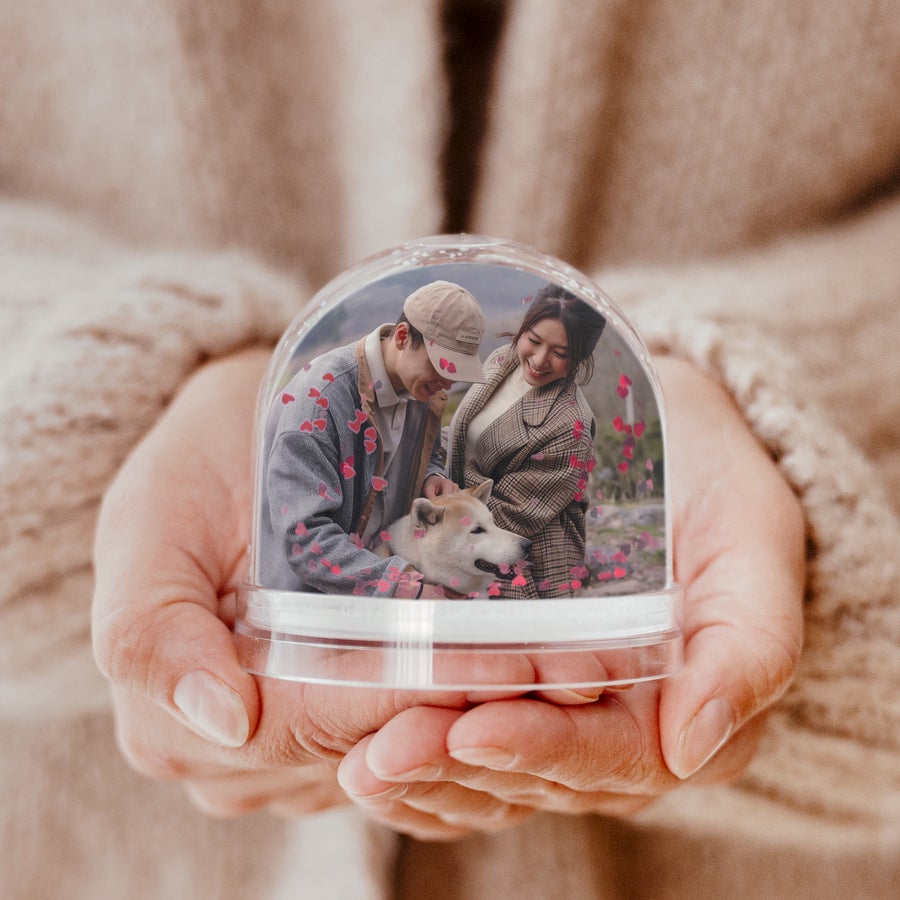 Globo de neve Globo de neve personalizado com corações e foto impressa de casal e cachorro.