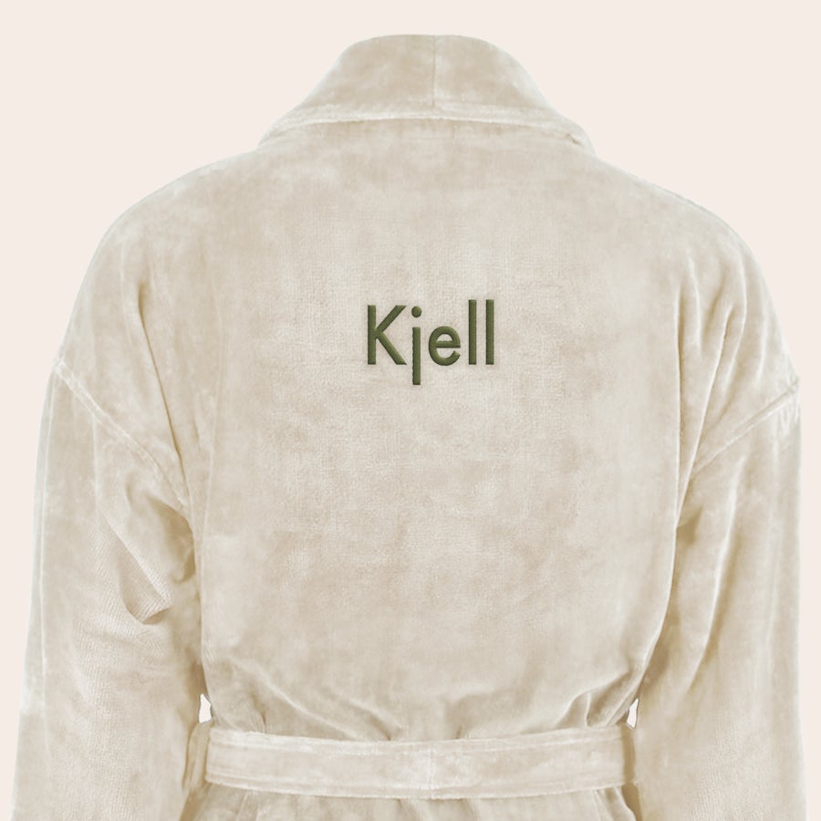 Badekåpe for menn med navn Myk beige badekåpe med "Kjell" brodert i grønn tekst på ryggen, en flott gave med egen tekst.