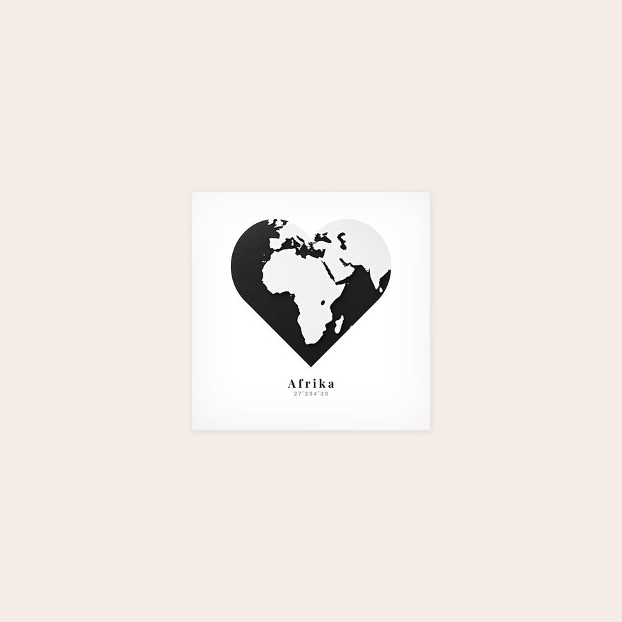 Póster Póster fotográfico impreso con el contorno de África en un corazón blanco y negro, y la palabra "Afrika" con coordenadas personalizadas.