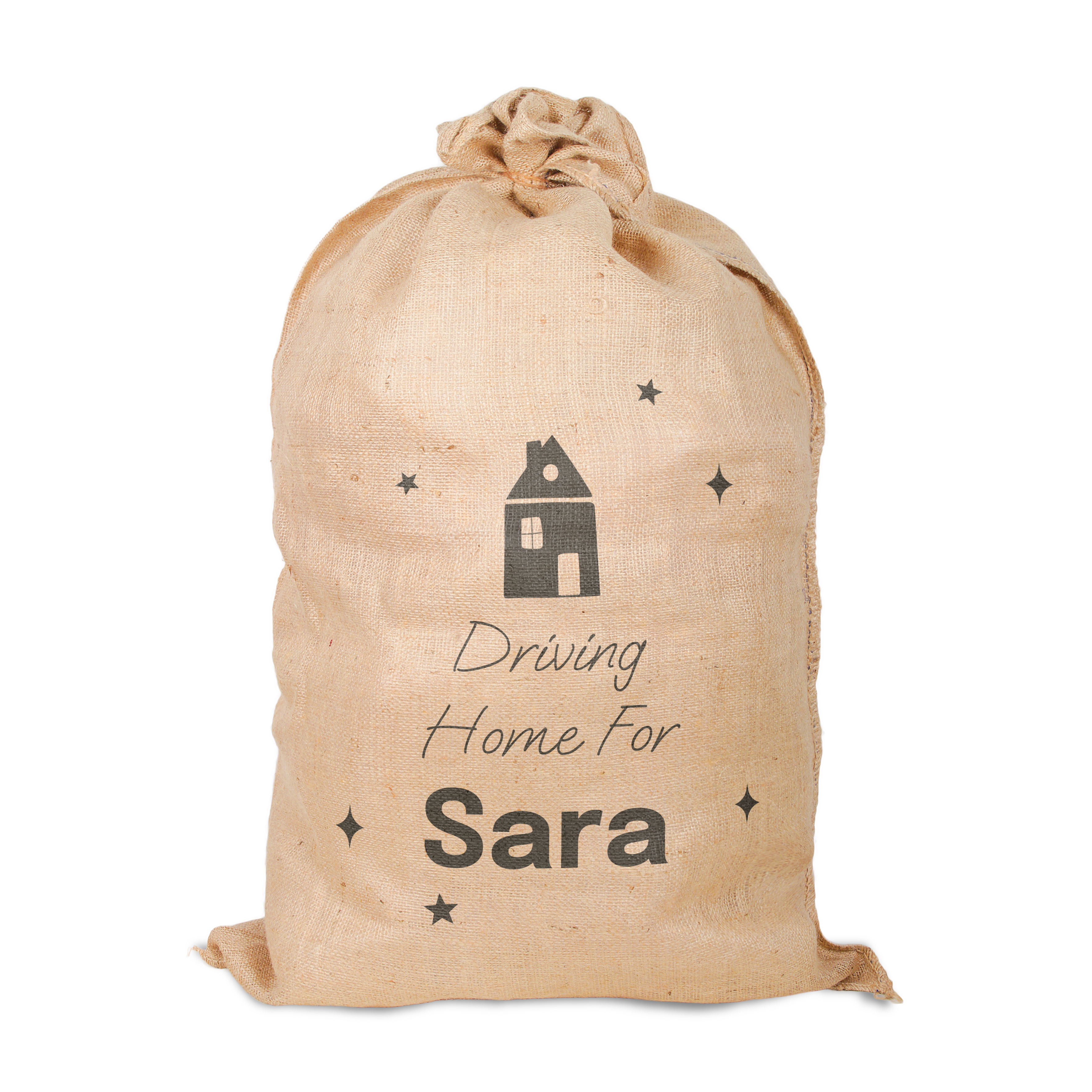 Julegavesekk i jute med trykt husmotiv og navn Sara, til å samle alle julegaver.