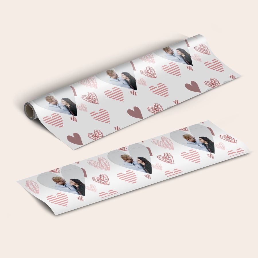 Papier prezentowy ze zdjęciem Personalizowany papier prezentowy ze zdjęciem pary w sercu i wzorem w serca, Twój prezent możesz zapakować w unikatowy papier