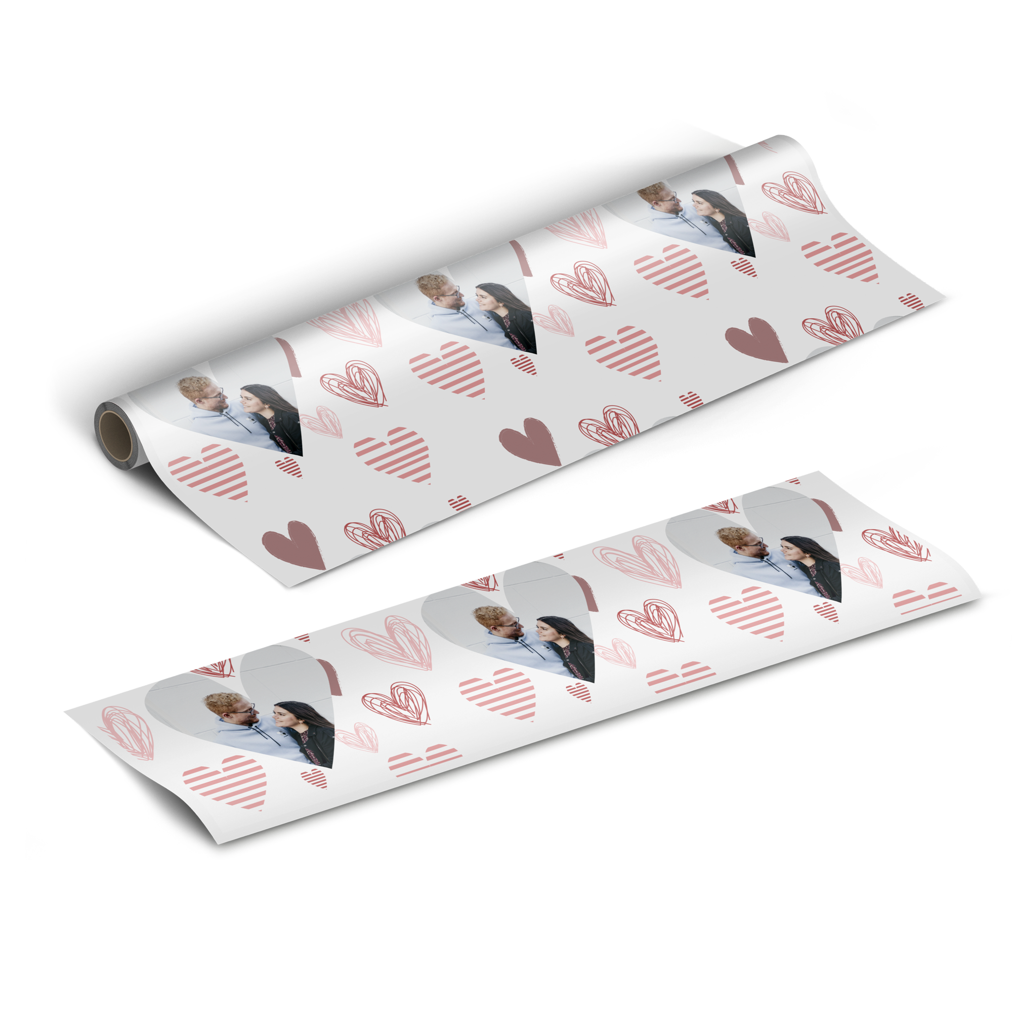 Personlig gavepapir med hjerter og trykt parbilde.