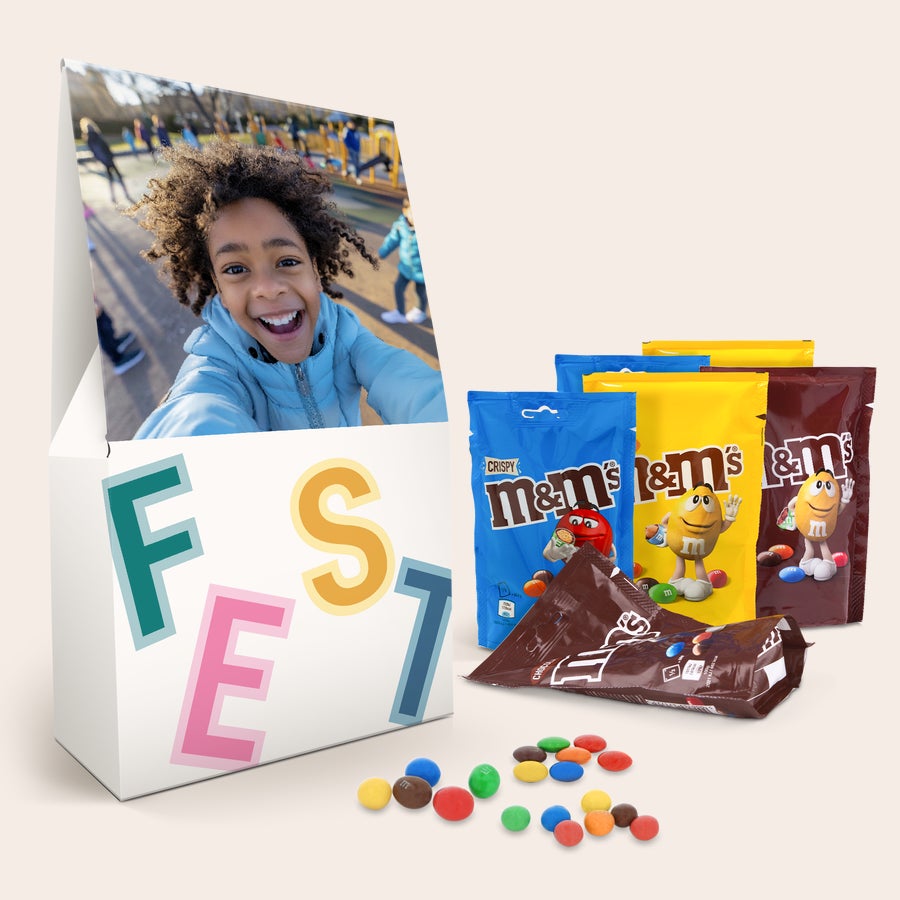 Personalisierte XL M&M's Geschenkbox - 6 Beutel (714 Gramm) XL-Geschenkbox mit M&M's-Schokolinsen, bedruckt mit einem Foto eines lachenden Kindes und Text "FEST".
