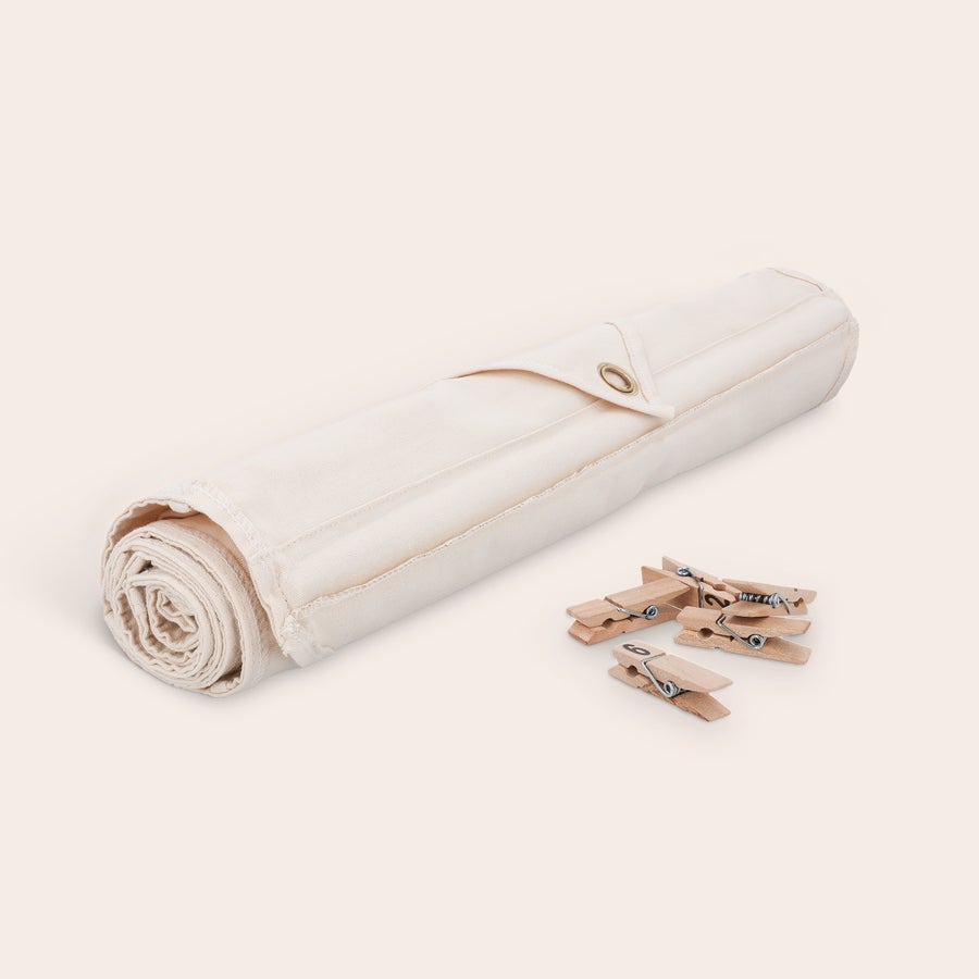 Calendar de Advent de buzunar din material textil Calendar de advent personalizat din pânză crem, rulat, alături de clești de lemn pentru numărătoarea inversă până la Crăciun