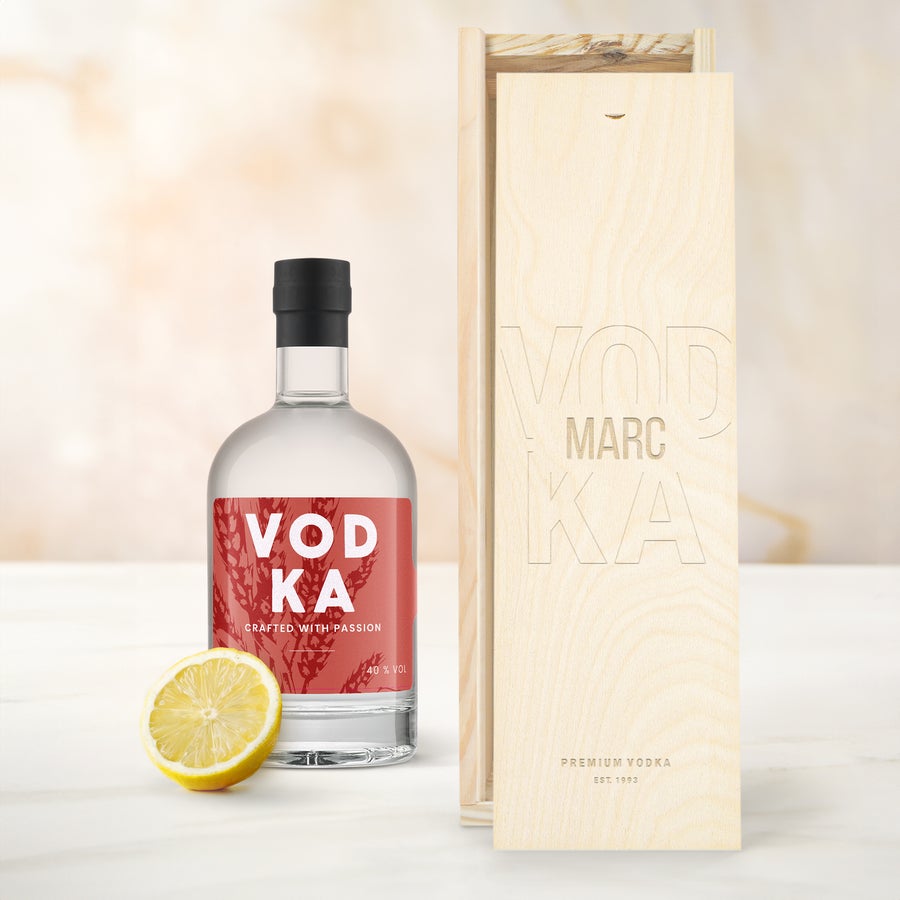 YourSurprise Vodka i graveret trækasse Vodkaflaske med citron i en åben trækasse med indgraveret tekst Vodka Marc og Premium Vodka