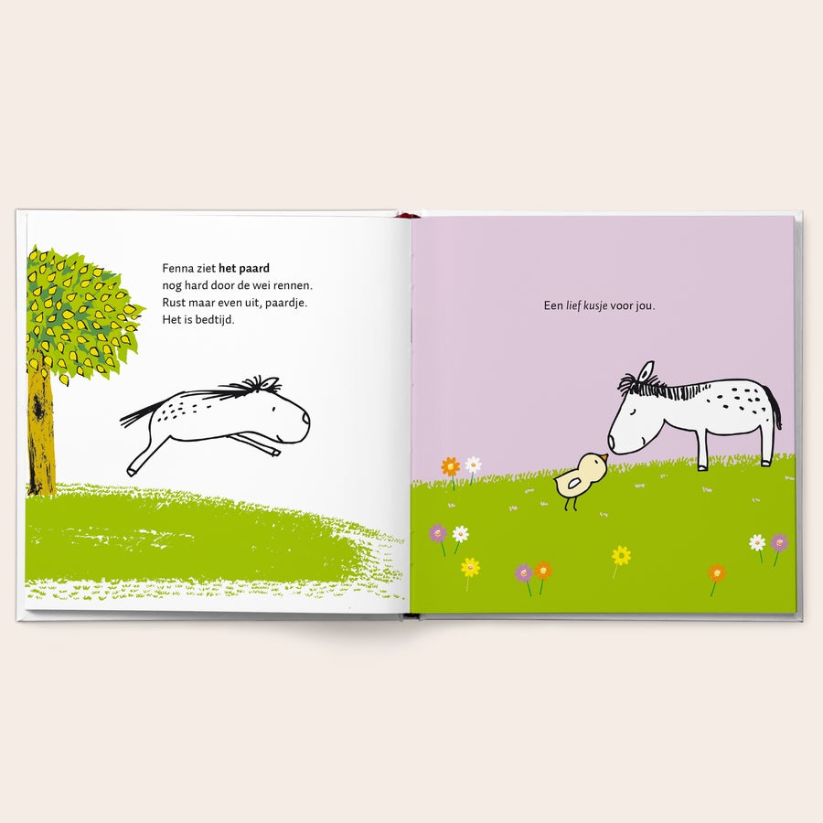 Boek "100 kusjes voor het slapengaan" met naam Open gepersonaliseerd Welterusten! boek met de naam Fenna en een kuiken dat een paard kust, met kleurrijke illustraties.