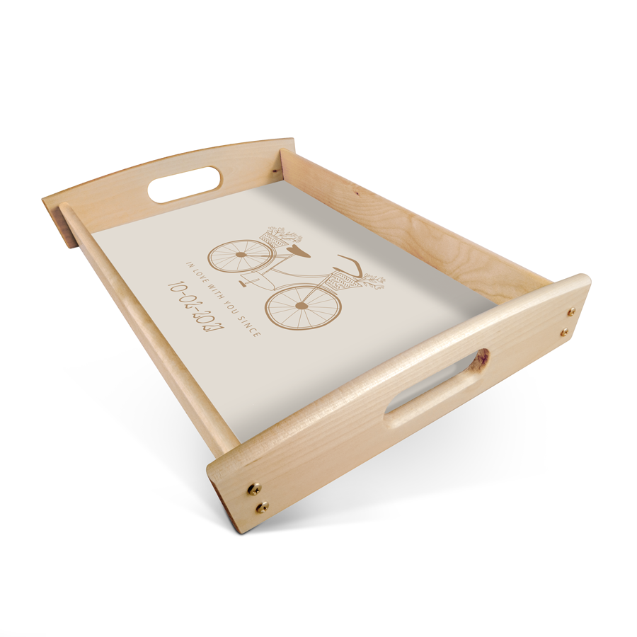 Plateau de service personnalisé en bois clair imprimé avec un vélo fleuri et la date 10-02-2021
