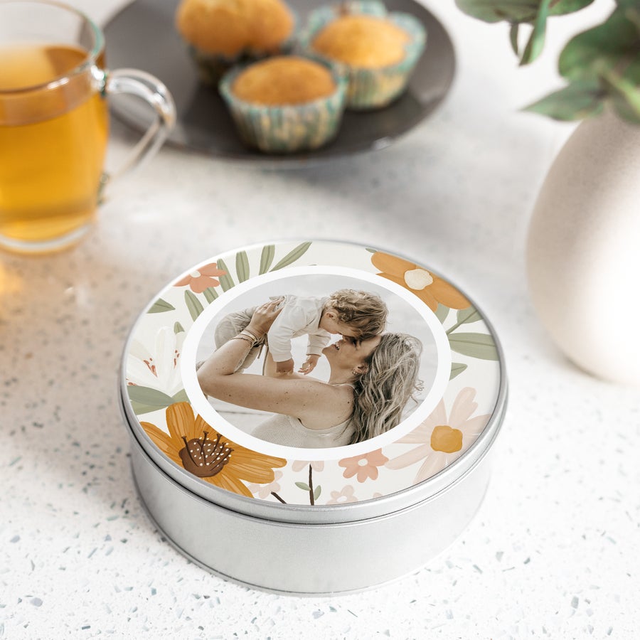 Fotodose - Meine Erinnerungen Eine runde Geschenkdose mit Foto einer Mutter mit Kind, bedruckt mit Blumenmuster für deine schönsten Erinnerungen