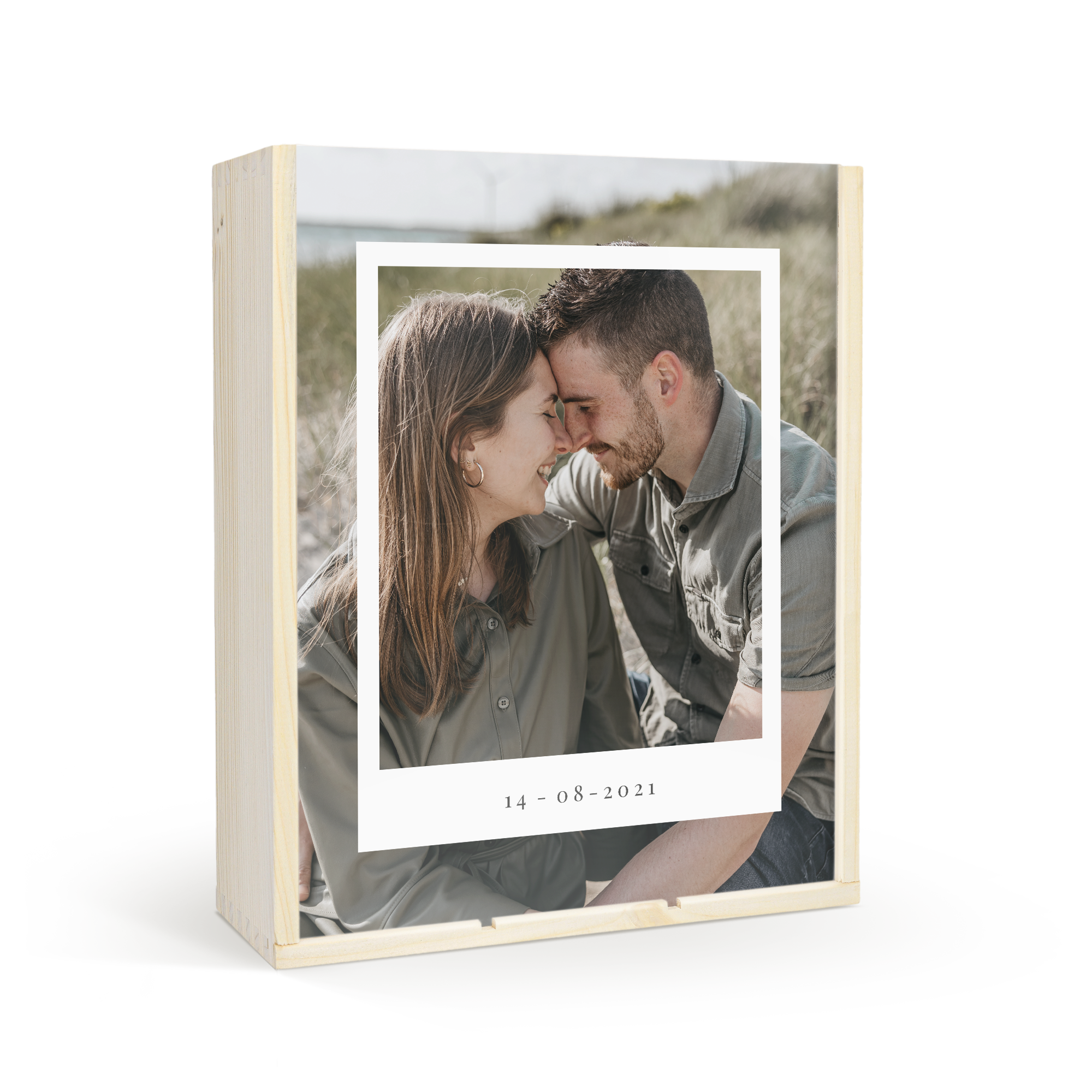 Luxe wijnpakket met bedrukte deksel met foto van een koppel en de datum 14-08-2021.