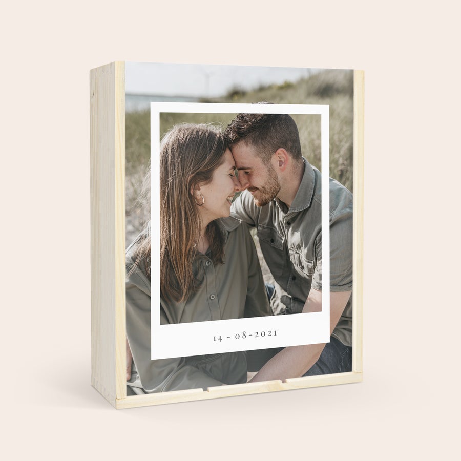 Wijn Maison de la Surprise Chardonnay personaliseren Luxe wijnpakket met bedrukte deksel met foto van een koppel en de datum 14-08-2021.