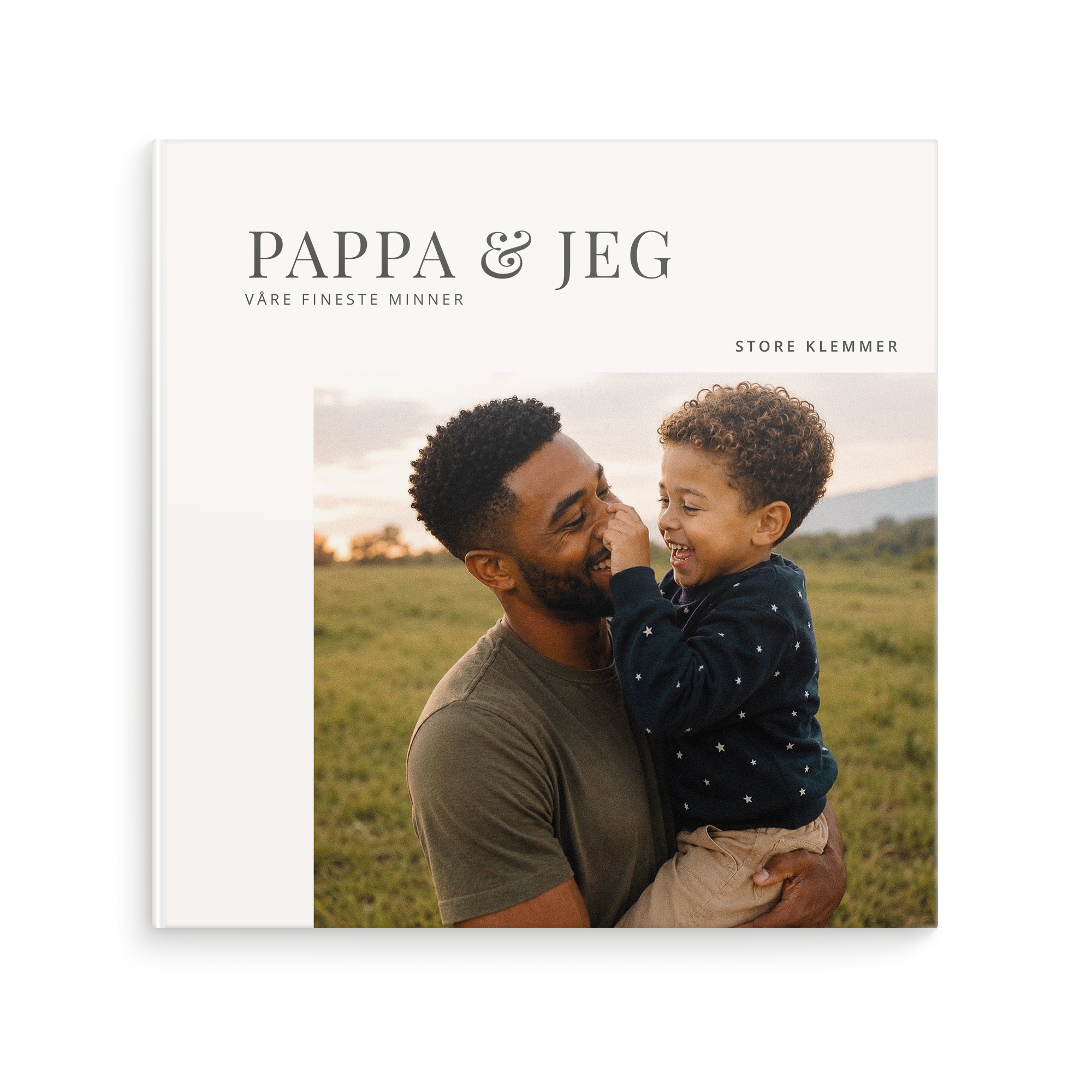 Personlig fotobok hardback XL, med teksten Pappa & jeg Våre fineste minner, og et bilde av en far og sønn. Lag en fotobok - Pappa og jeg/oss - XL - Hardback - fra 28 sider.