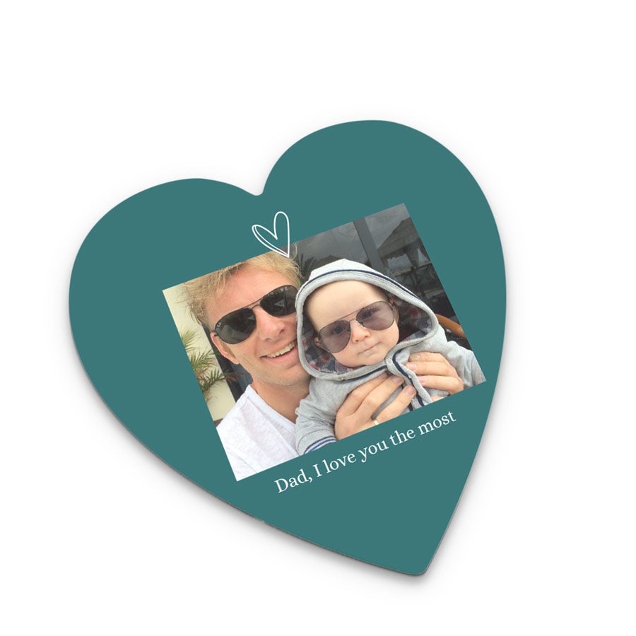 Personalizované podtácky ve tvaru srdce, potištěné fotografií otce s dítětem a textem "Dad, I love you the most"