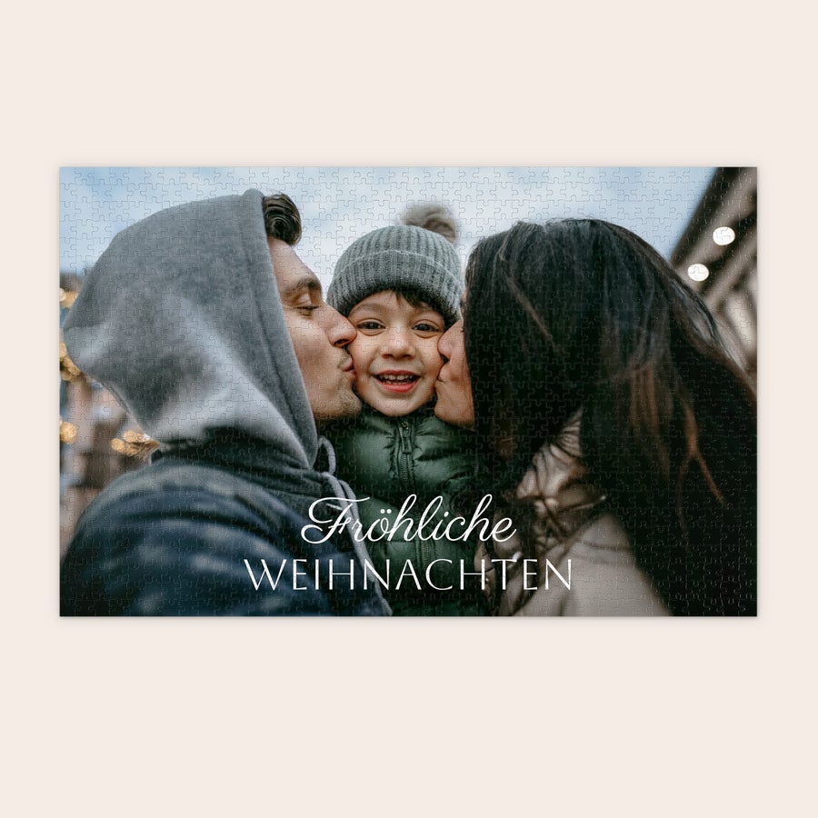 Puzzle Personalisiert - Groß Fotopuzzle - 1000 Teile, bedruckt mit einem Familienfoto und Froehliche Weihnachten Schriftzug.