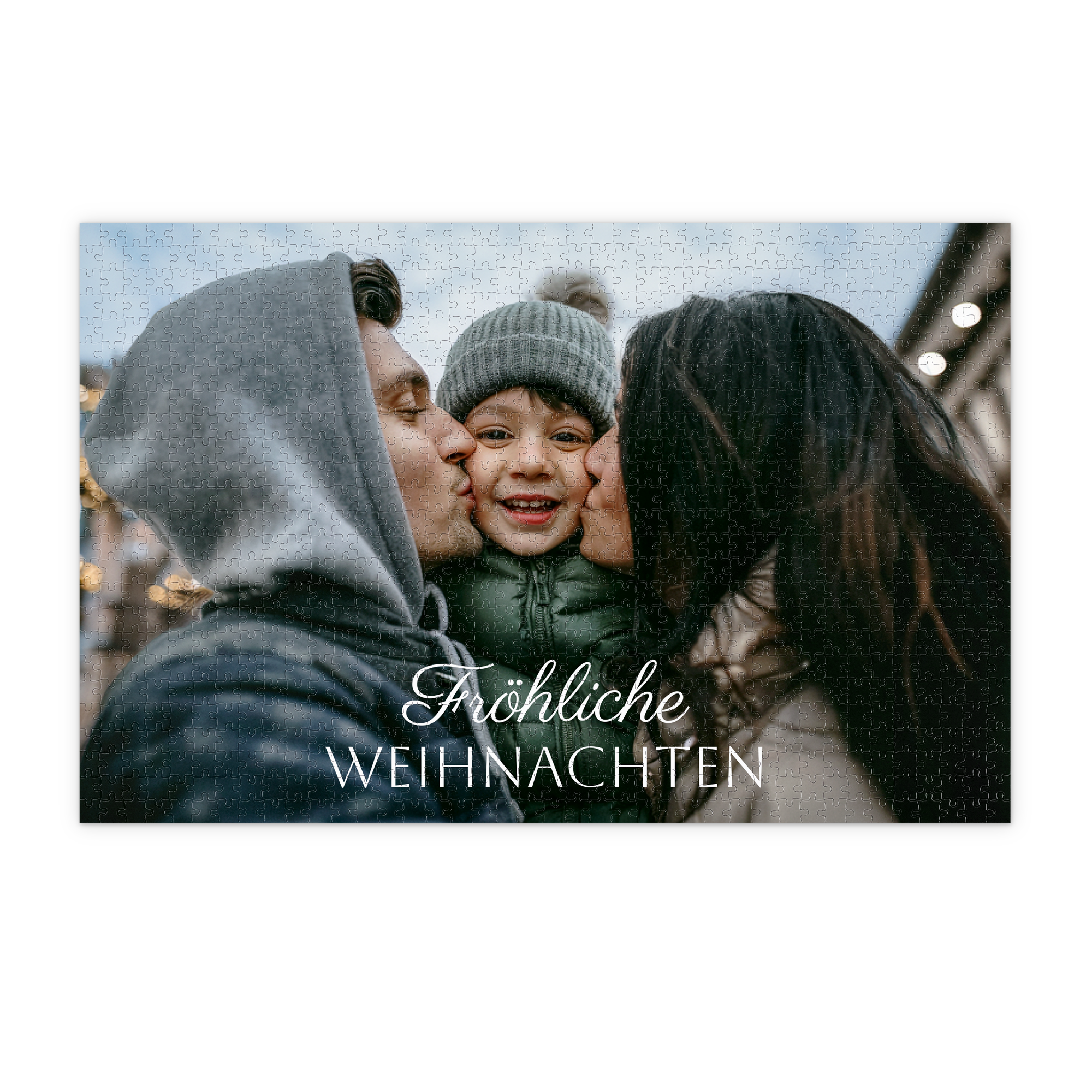 Fotopuzzle - 1000 Teile, bedruckt mit einem Familienfoto und Froehliche Weihnachten Schriftzug.
