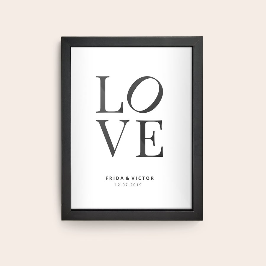 Personlig plakat i ramme Personlig fotoplakat med "LOVE" skrevet og dato printet, i sort træramme