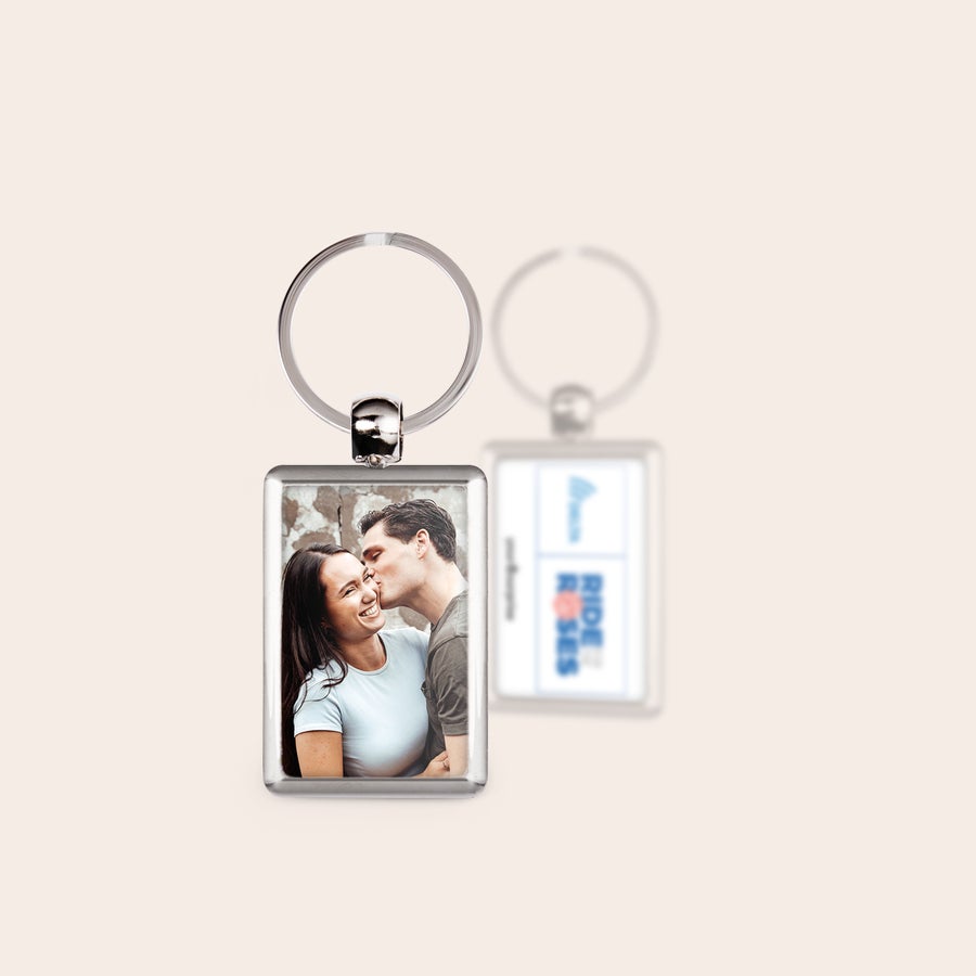 Sleutelhanger met foto - Rechthoek Rechthoekige foto sleutelhanger met zilveren rand en ring, bedrukt met een foto van een kussend stel.