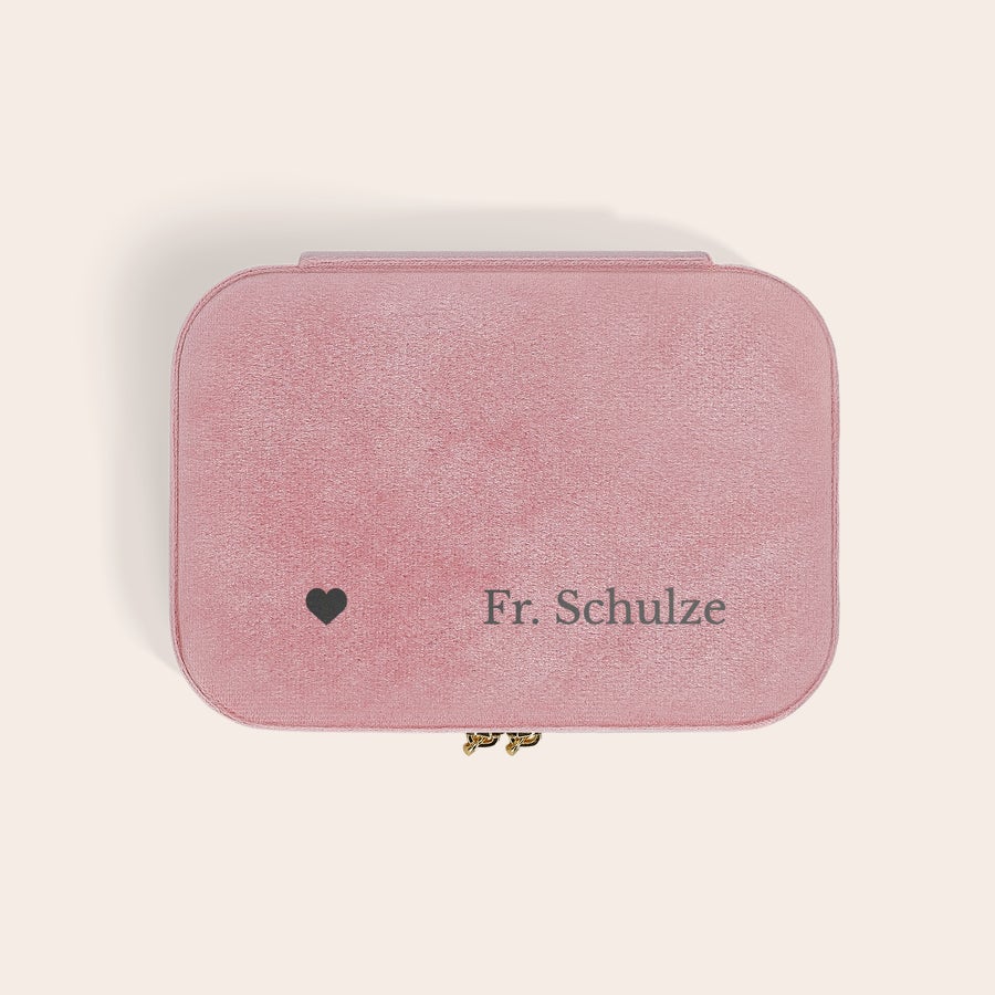 Schmuckkästchen personalisiert Rechteckiges rosa Schmuckkästchen personalisiert mit Herz und dem Namen Fr. Schulze, ideal zum Gravieren eigener Botschaften.