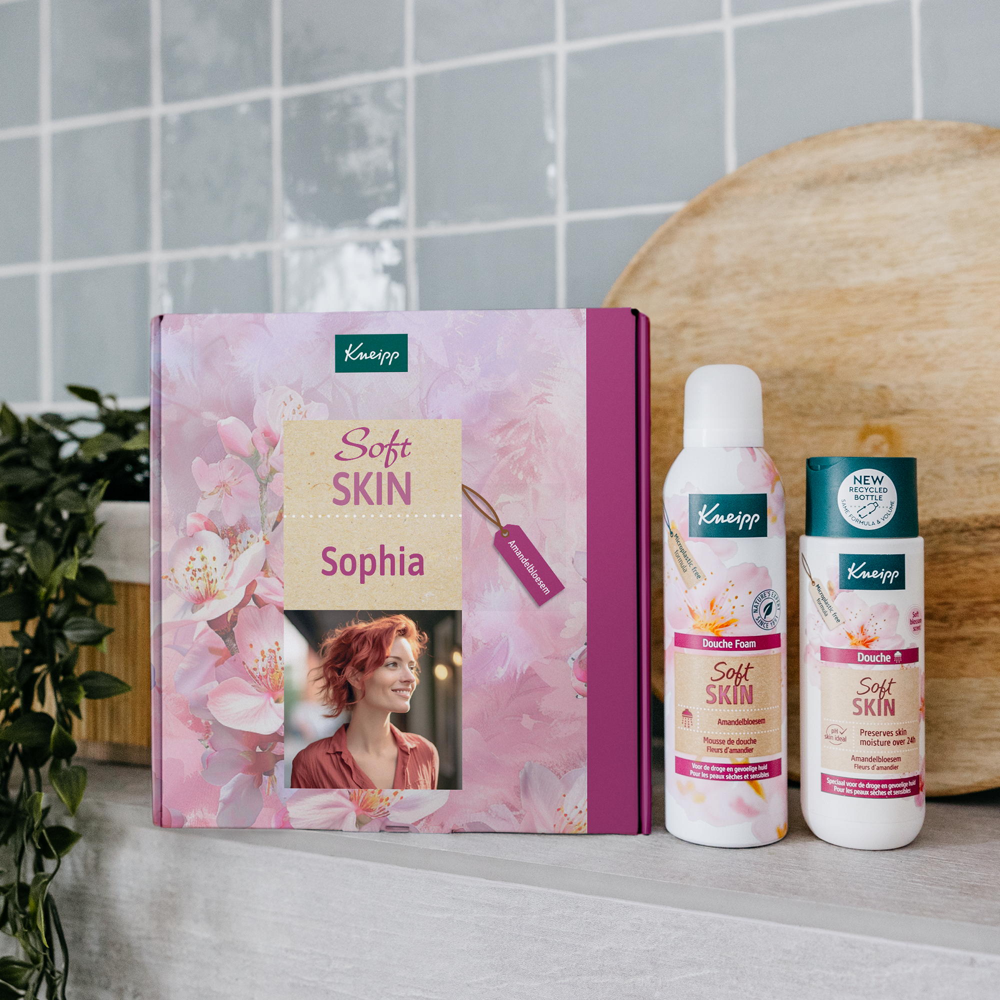 Kneipp Soft Skin -lahjasetti omalla kuvalla ja nimellä Sophia, jossa on mantelinkukan tuoksuisia suihkuvaahtoja ja -geelejä.