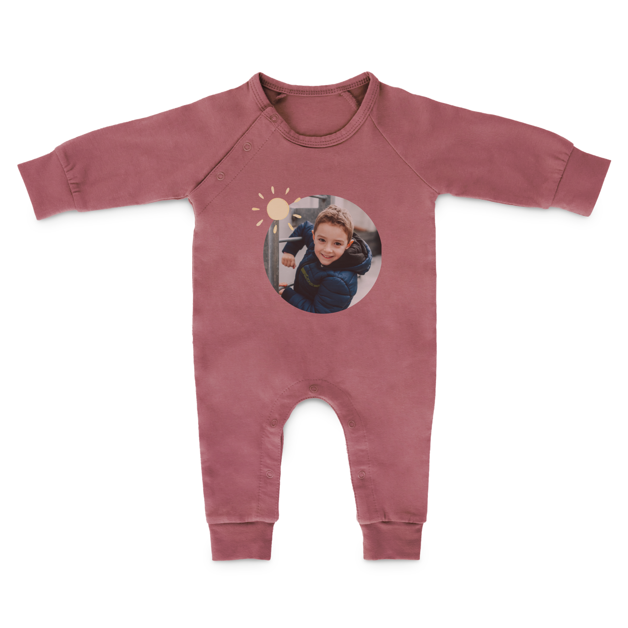 Rosa babylekdräkt med eget tryck, en rund bild av ett leende barn och en gul sol bredvid