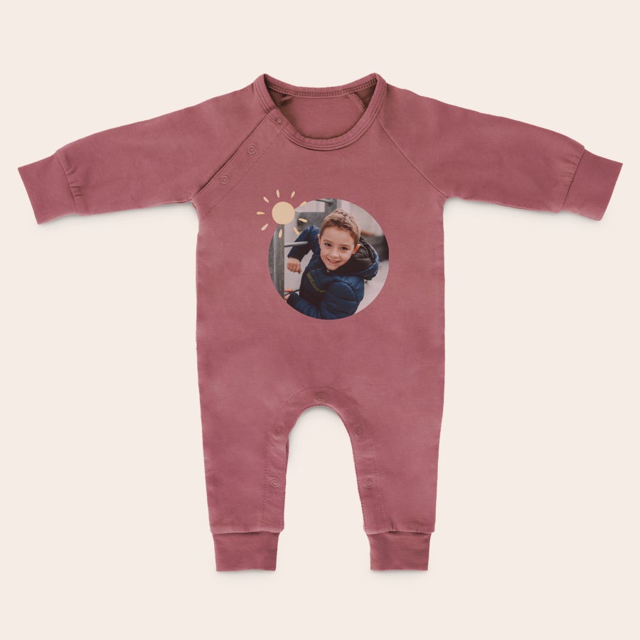 Babystrampler bedrucken Rosa Babystrampler mit personalisiertem Fotodruck eines lächelnden Jungen und kleiner Sonne, eine tolle Überraschung für frischgebackene Eltern.