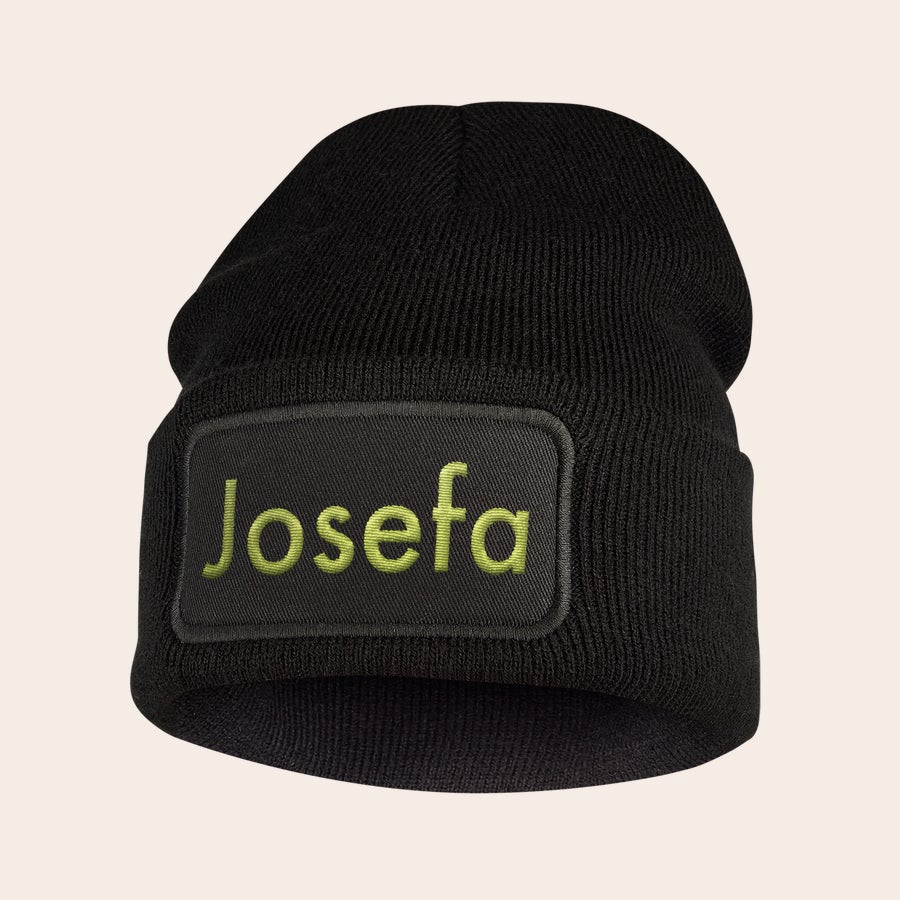 Gorro bordado Gorro de punto negro con el nombre "Josefa" bordado en verde claro, perfecto para mantener las orejitas cálidas.