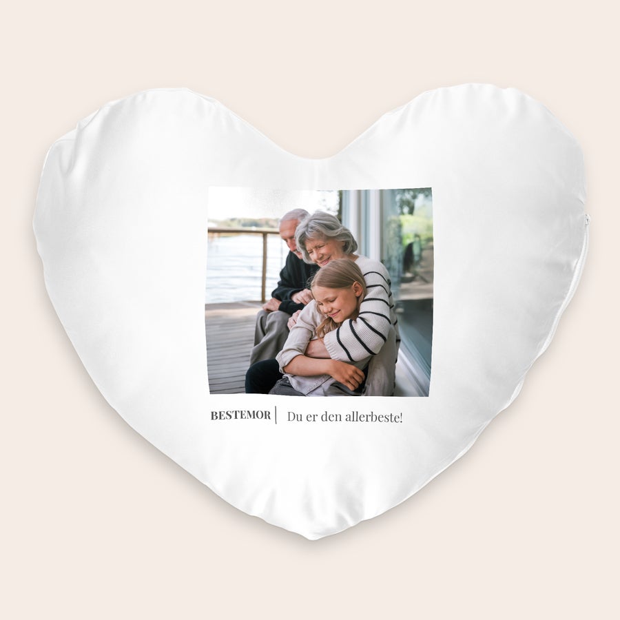 Pute - Hjerte Hjerteformet pute med eget bilde av en familie og trykket tekst BESTEMOR Du er den allerbeste!