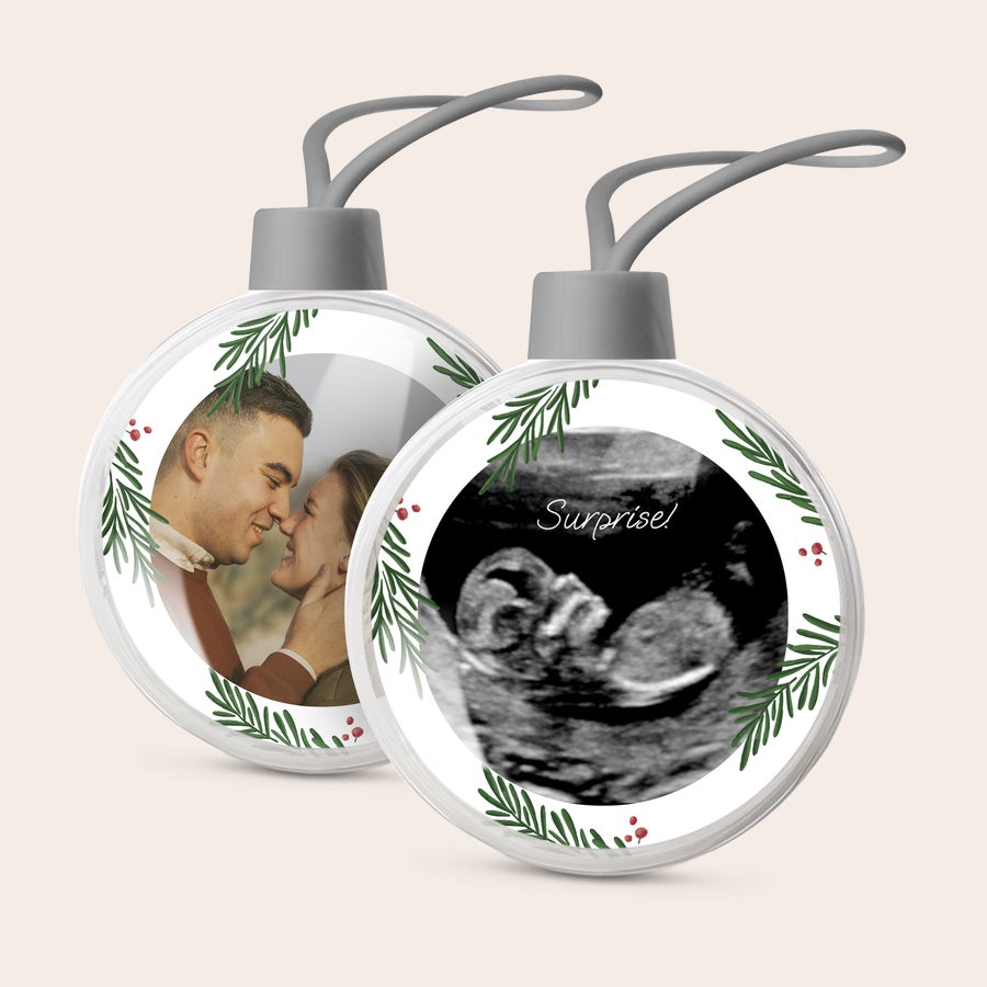 Julekugle med navn og årstal (2 stk) Fejr babys første jul med en personlig julekugle til juletræet, trykt med ultralydsbillede og kærestepar.