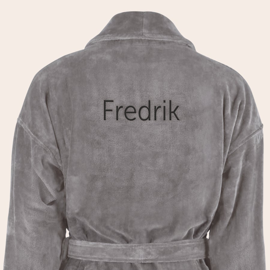 Badekåpe for menn med navn Grå myk badekåpe brodert med navnet Fredrik på ryggen, en personlig gave