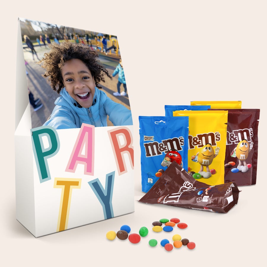 Caixa de oferta personalizada XL M&M's - 6 sacos (714 gramas) Caixa de presente M&M's gigante com foto de criança e o texto PARTY, além de três pacotes de M&M's sortidos.
