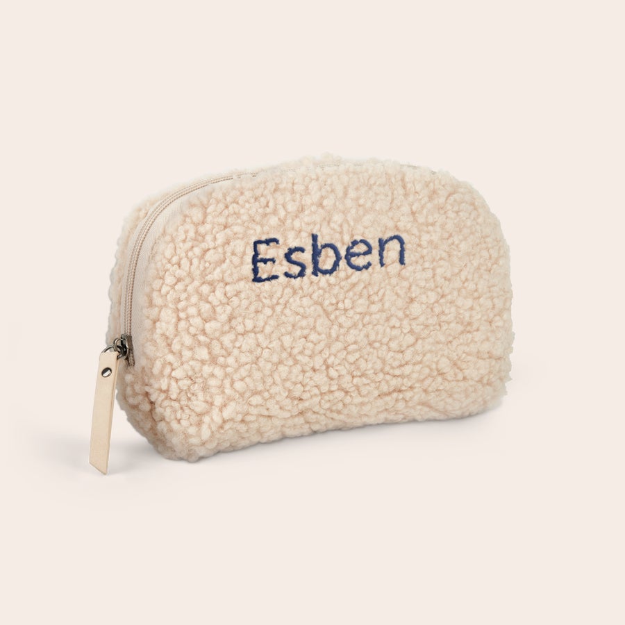 Blød makeup taske med navn - beige Blød plys makeup taske i beige med broderet navn Esben. Hav altid alting lige ved hånden med denne super bløde plys make up taske.
