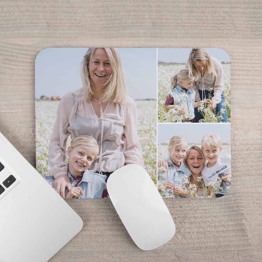Juf / Meester muismat met foto Gepersonaliseerde muismat met foto's van een vrolijke vrouw en twee kinderen in een veld met witte bloemen, een unieke muismat met foto.
