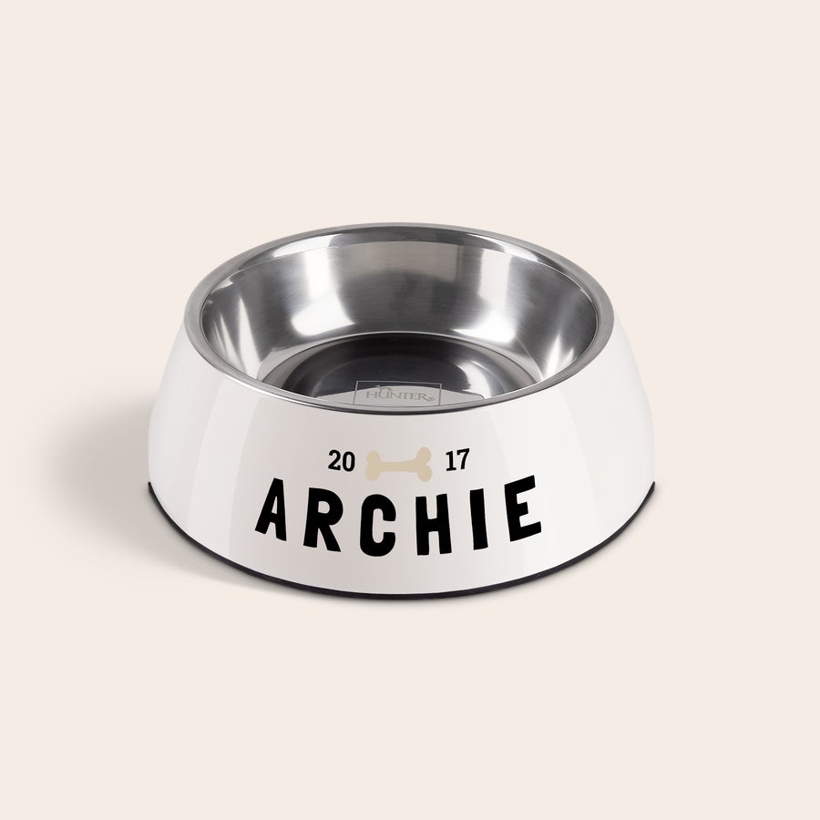 Comedero - Perros Cuenco de comida blanco con interior de acero inoxidable y base antideslizante, impreso con el nombre Archie y el año 2017.
