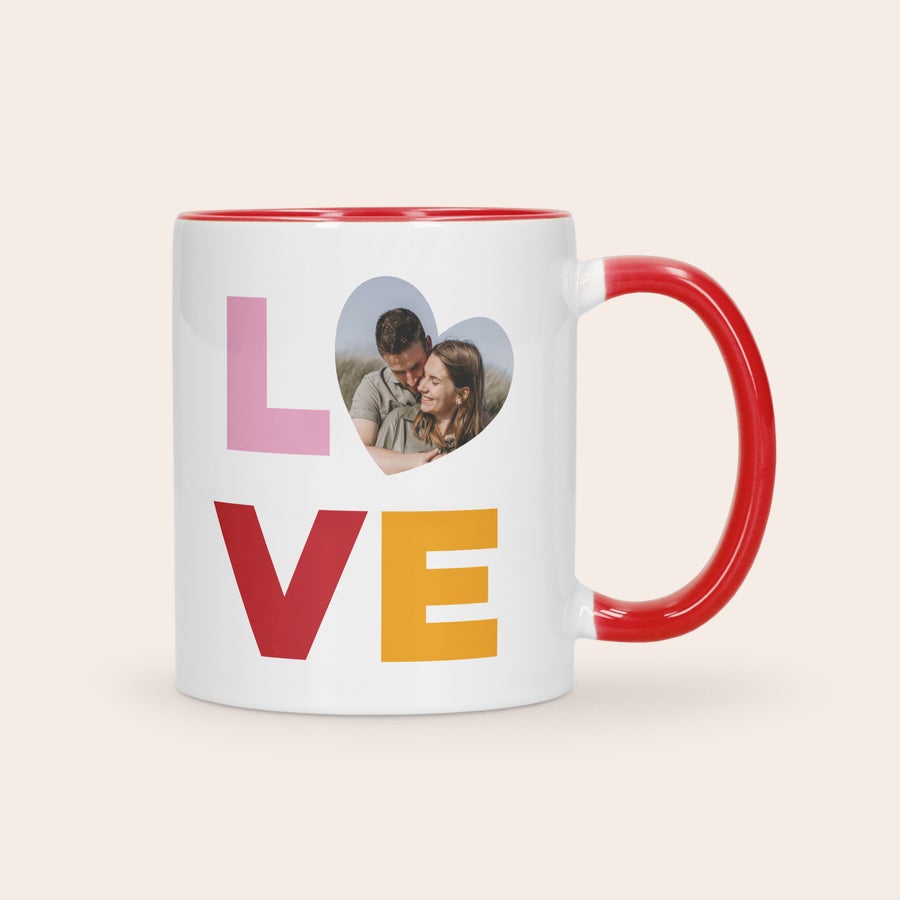 Mug personnalisé coloré Mug rouge personnalisé avec photo de couple en forme de cœur et le texte LOVE en couleurs