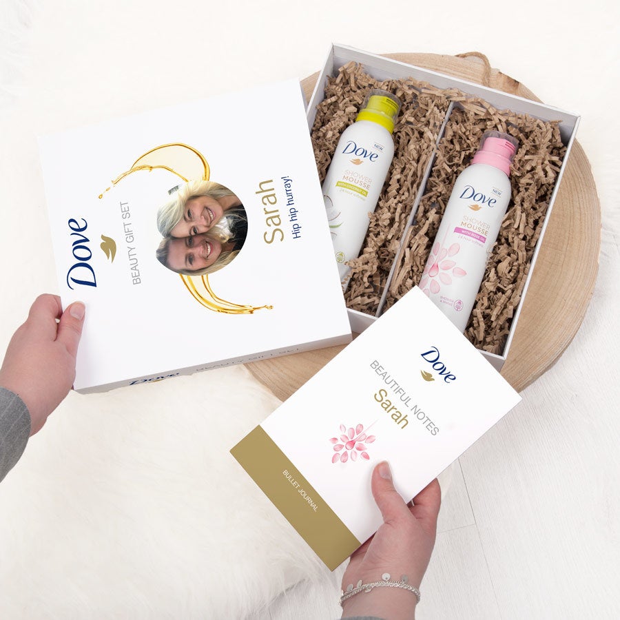 Személyre szabott Dove zuhany mousse & bullet magazin ajándékkészlet Személyre szabott Dove zuhany mousse & bullet magazin ajándékkészlet