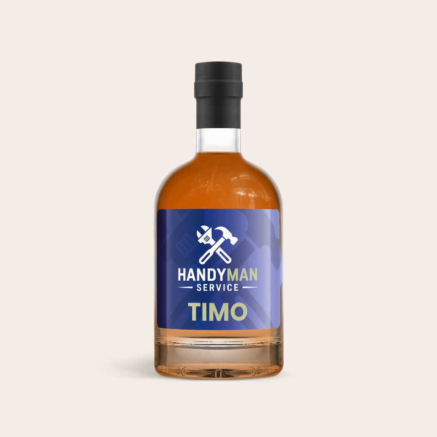 Personalizovaný tmavý rum Lahodná láhev tmavého rumu s etiketou Handyman Service a jménem Timo, potištěná na míru.