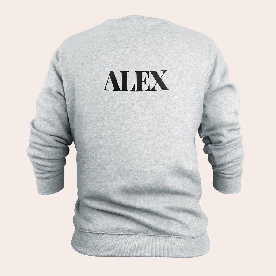 Sweat personnalisé homme Dos dun sweat personnalisé gris avec le prénom ALEX imprimé en noir. Créez le plus beau sweat personnalisé avec une photo et texte.