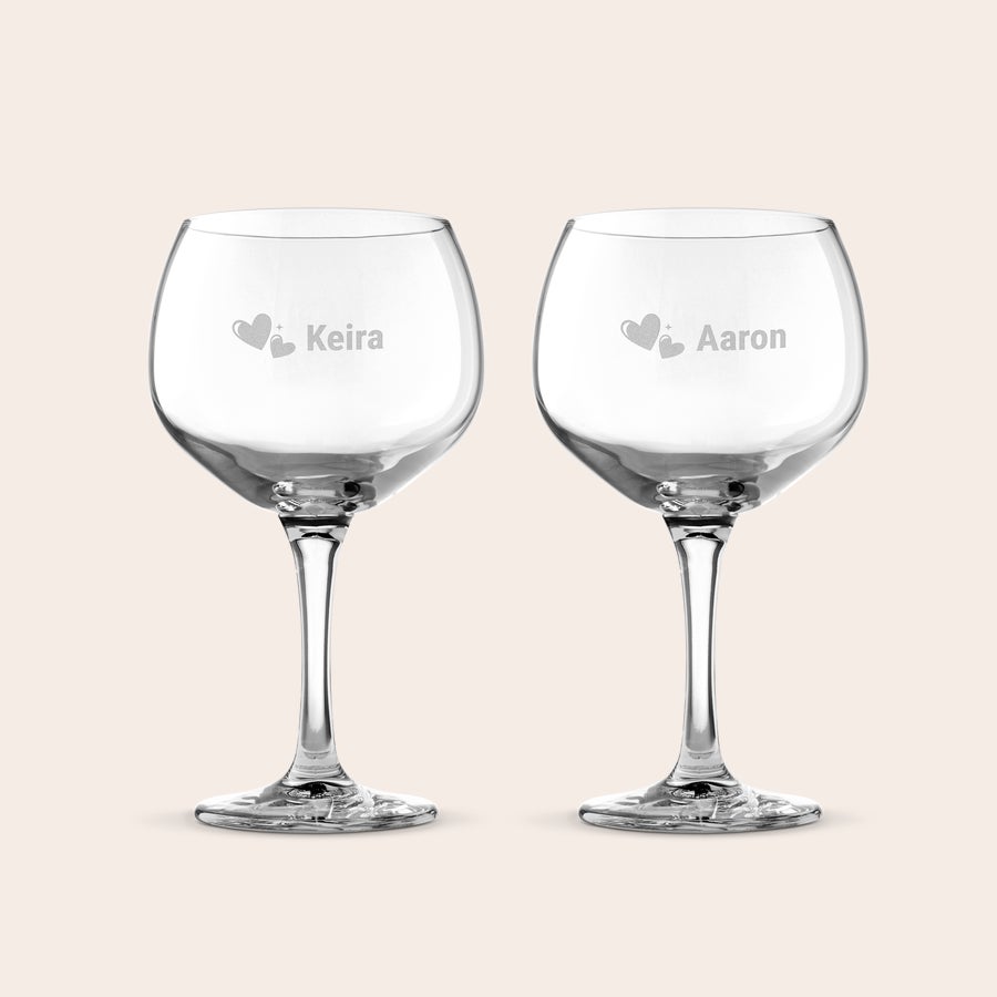 Bicchiere da Gin Personalizzato Coppia di bicchieri Gin & Tonic personalizzati incisi con nomi Keira e Aaron e cuori.