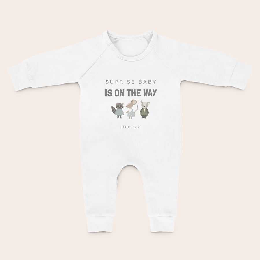 Boxpakje bedrukken Wit boxpakje bedrukt met tekst Surprise baby is on the way met dieren en de datum DEC 22