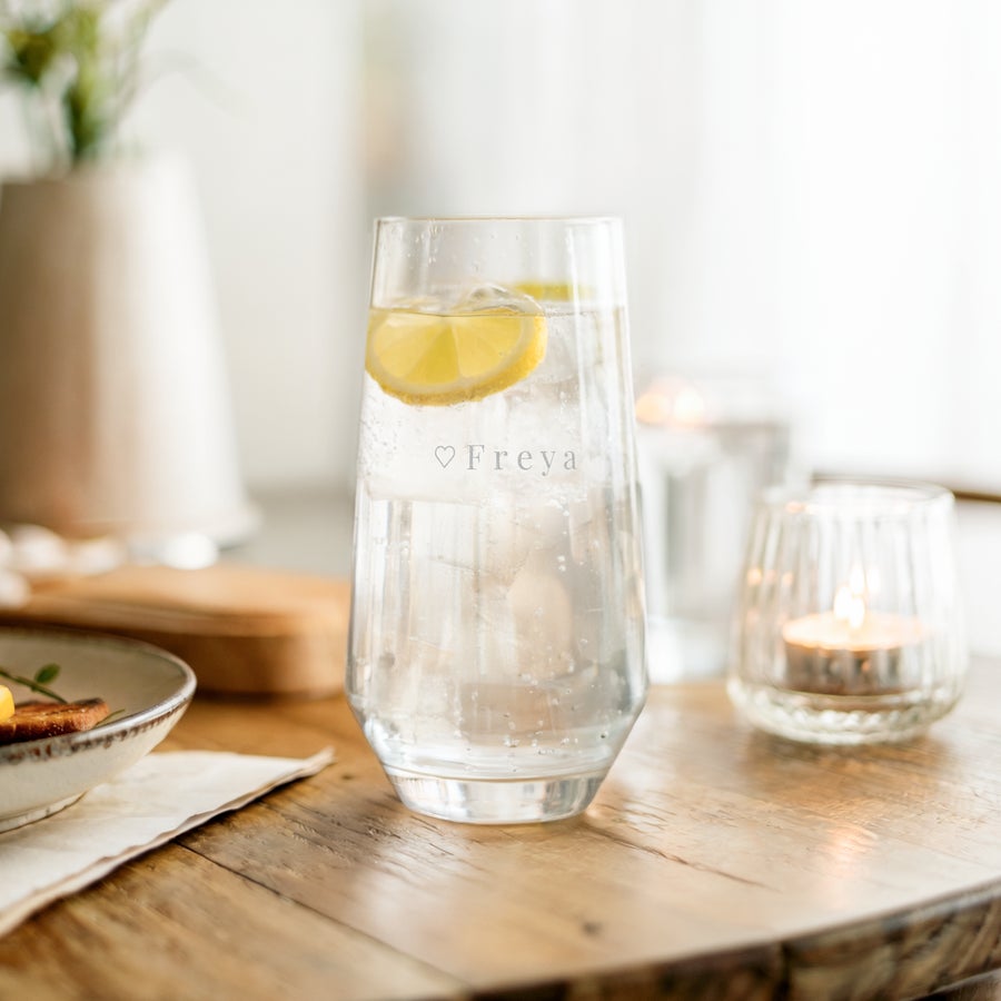 Vandglas Krystalklart vandglas med bobler og citronskive indgraveret med "Freya" og et hjerte