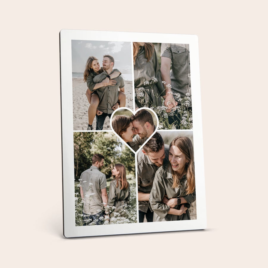Tisk fotografií se stojanem Personalizovaný foto stojan s koláží čtyř fotografií mileneckého páru a srdcem, vytištěný na stojanu.