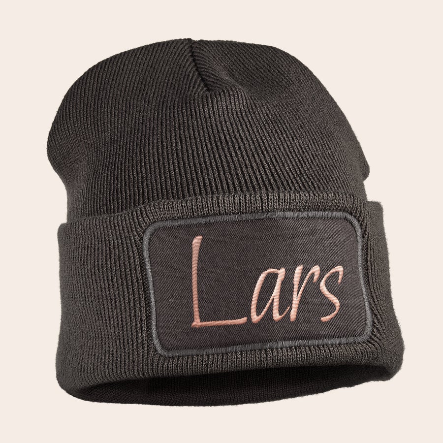 Hue med navn - Broderet Grå beanie med broderet "Lars" i lyserød skrift på fronten for at holde ørerne varme.