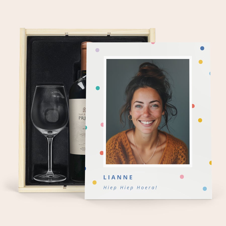 Wijnpakket met glas - Salentein Primus Malbec (Bedrukte deksel) Houten wijnpakket met fles wijn en glas, bedrukt met foto van Lianne en confetti.