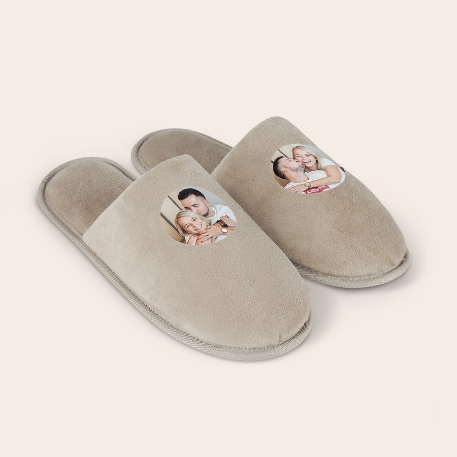 Papuci personalizati Papuci bej personalizați cu o fotografie imprimată a unui cuplu zâmbitor, pe fiecare papuc, pentru cei dragi.