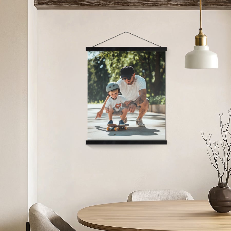 Póster personalizado com suporte Póster personalizado com foto de pai e filho, com pendurador de madeira. Imortalize os seus momentos preferidos num lindo póster personalizado.
