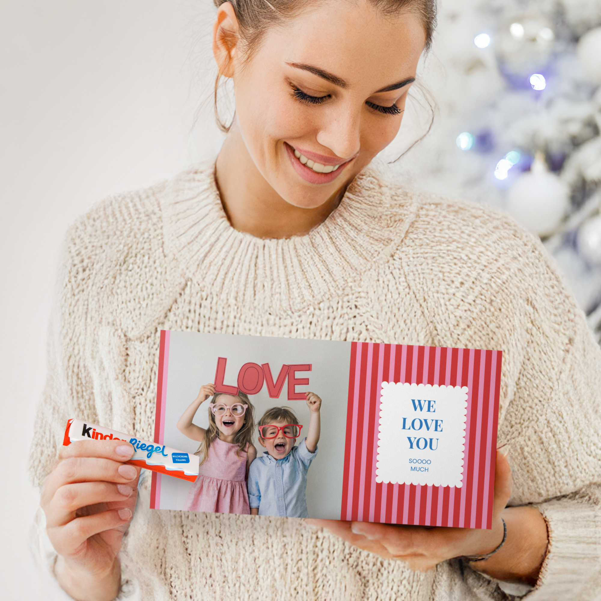 Cutie personalizată de ciocolată Kinder cu o fotografie tipărită cu doi copii, textul LOVE și un mesaj personalizat.
