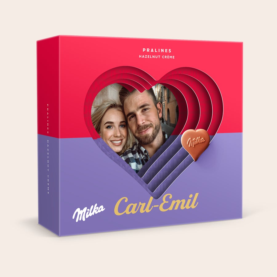 Milka chokoladehjerter i 3D gaveæske Hjerteformet Milka chokolade i personlig 3D gaveæske med trykt billede af par og navnet Carl-Emil