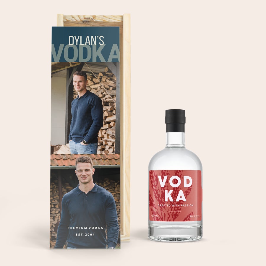 Vodka YourSurprise Bottiglia di vodka personalizzata con etichetta rossa in cofanetto di legno inciso con foto di Dylan