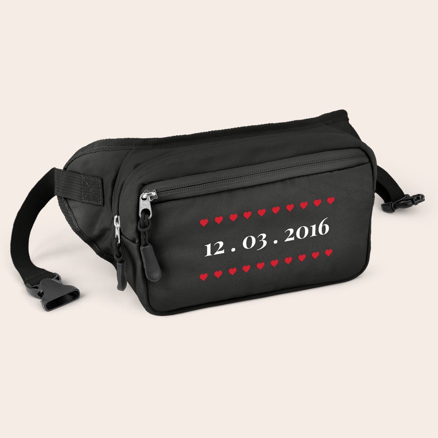 Bæltetaske med eget design Sort personlig bumbag med eget design, hjerter og datoen 12.03.2016 trykt i hvid skrift.