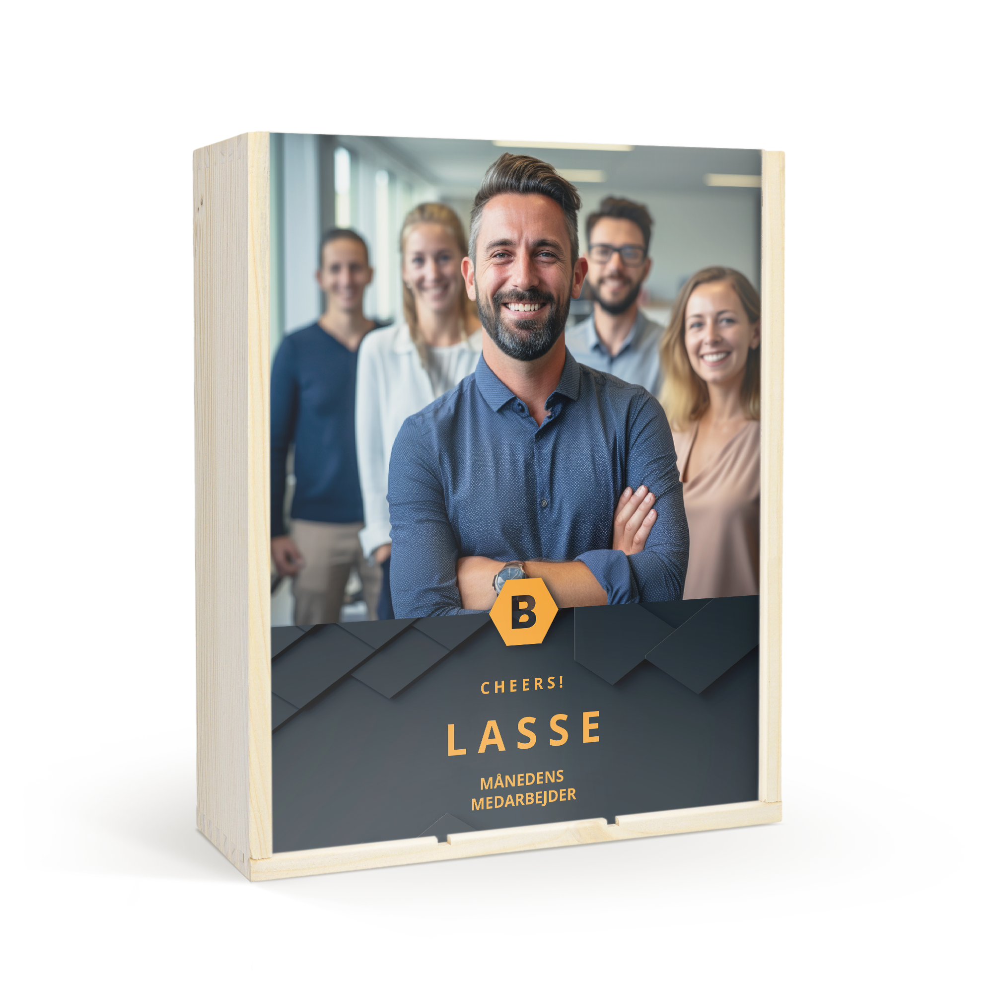 En luksus trækasse til vin med personligt print af "Lasse månedens medarbejder" og plads til flaske og 2 vinglas.