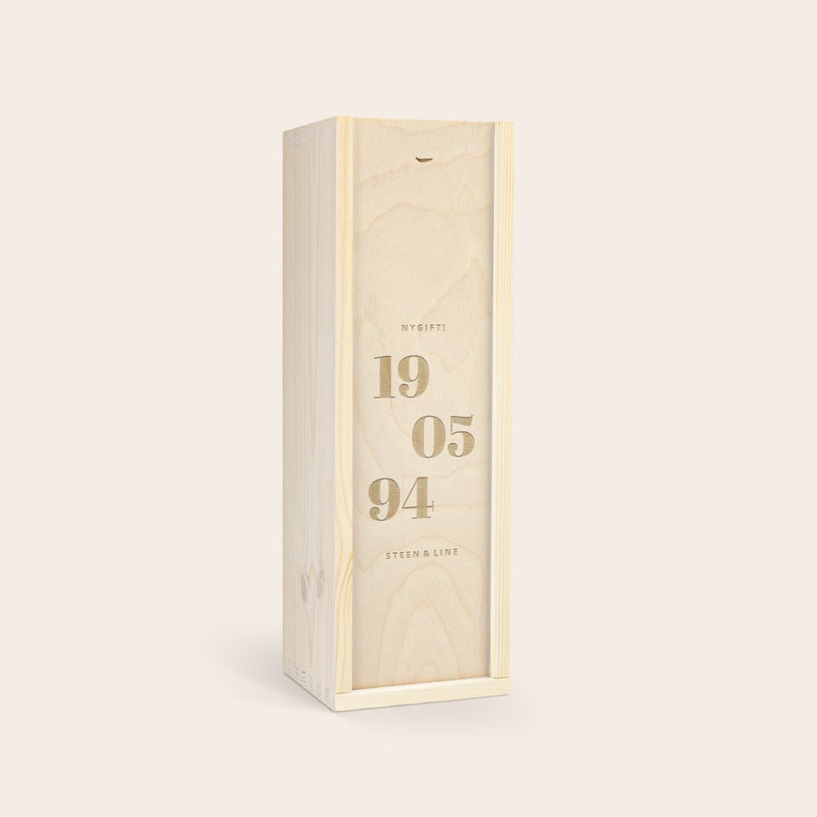 Bombay Sapphire Gin i personlig trækasse Personlig trækasse graveret med NYGIFT 19 05 94 og Steen & Line til gin